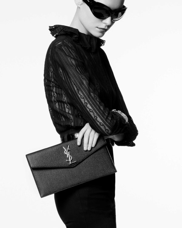 uptown pouch in crocodile embossed shiny leather blanc vintage