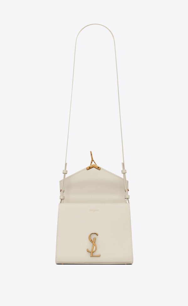 cassandra mini top handle bag in grain de poudre embossed leather blanc vintage
