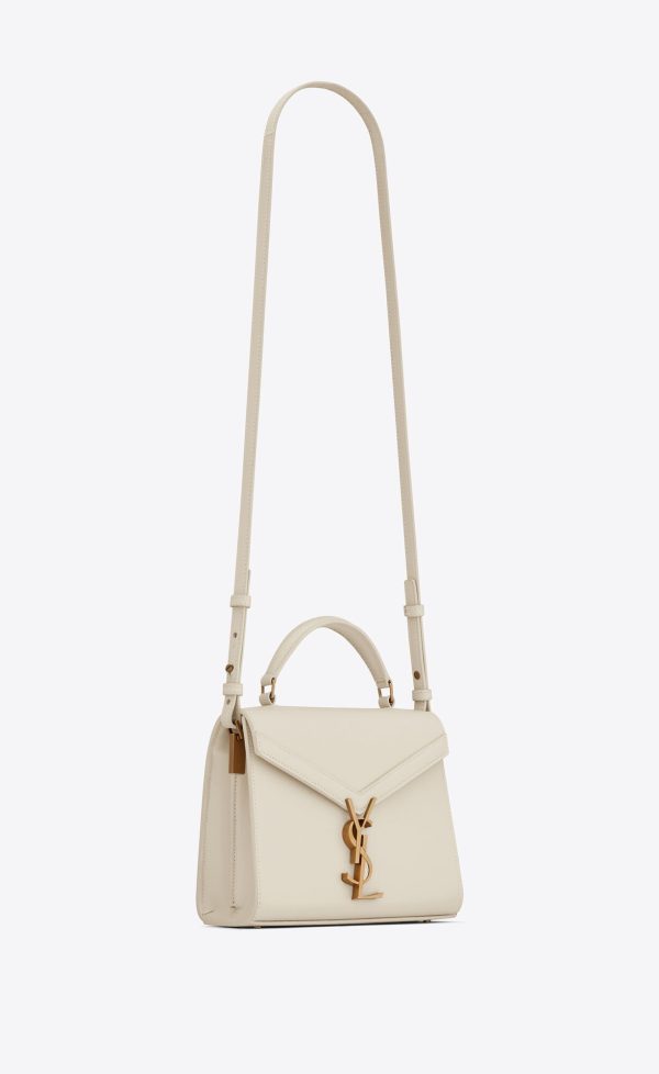 cassandra mini top handle bag in grain de poudre embossed leather blanc vintage