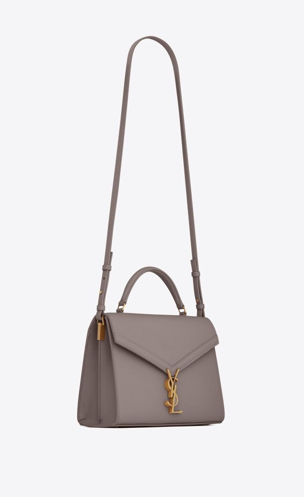 cassandra medium top handle in grain de poudre embossed leather fog
