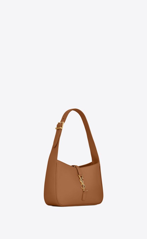 le 5 à 7 in smooth leather dune