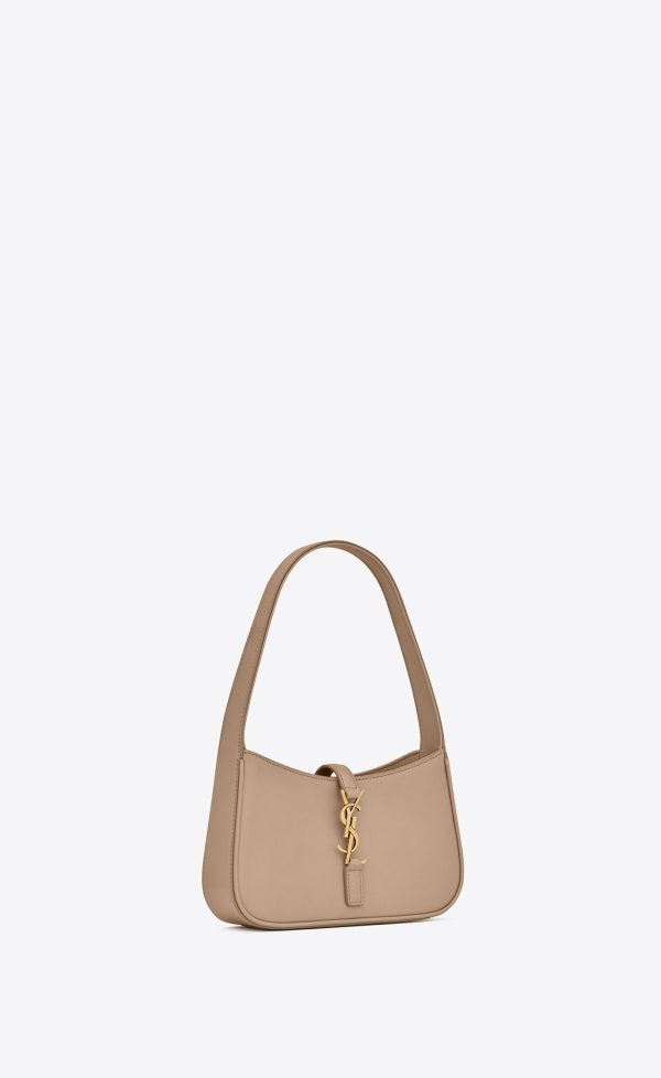 le 5 à 7 mini in shiny leather dark beige