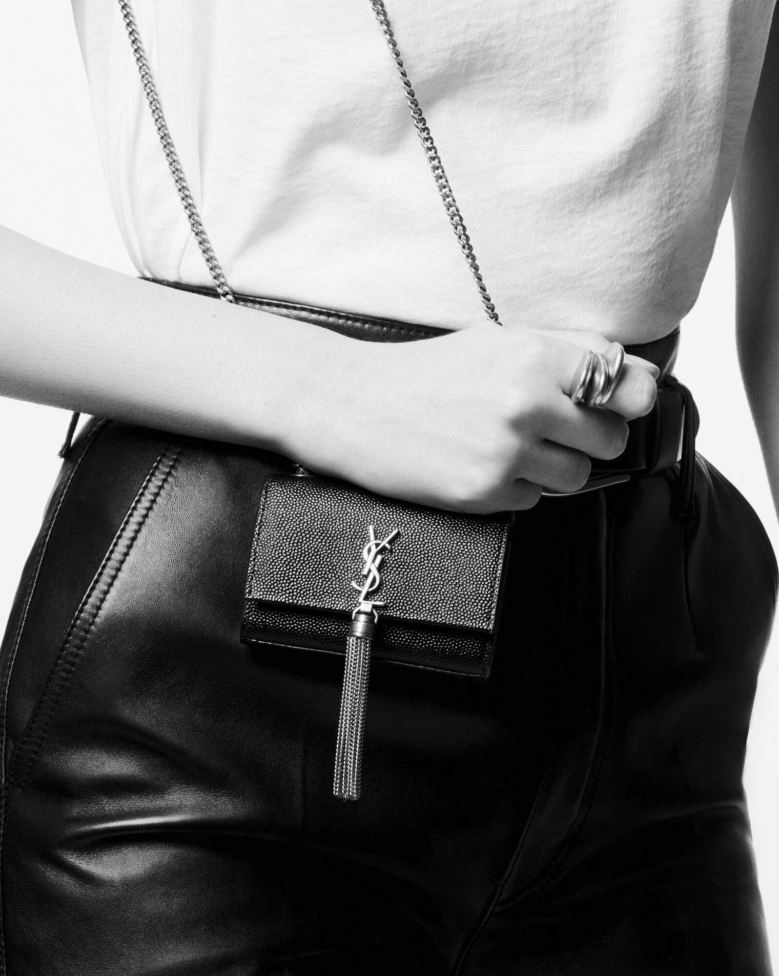 kate tassel airpods micro bag in grain de poudre embossed leather noir kate tassel airpods micro bag in grain de poudre embossed leather noir