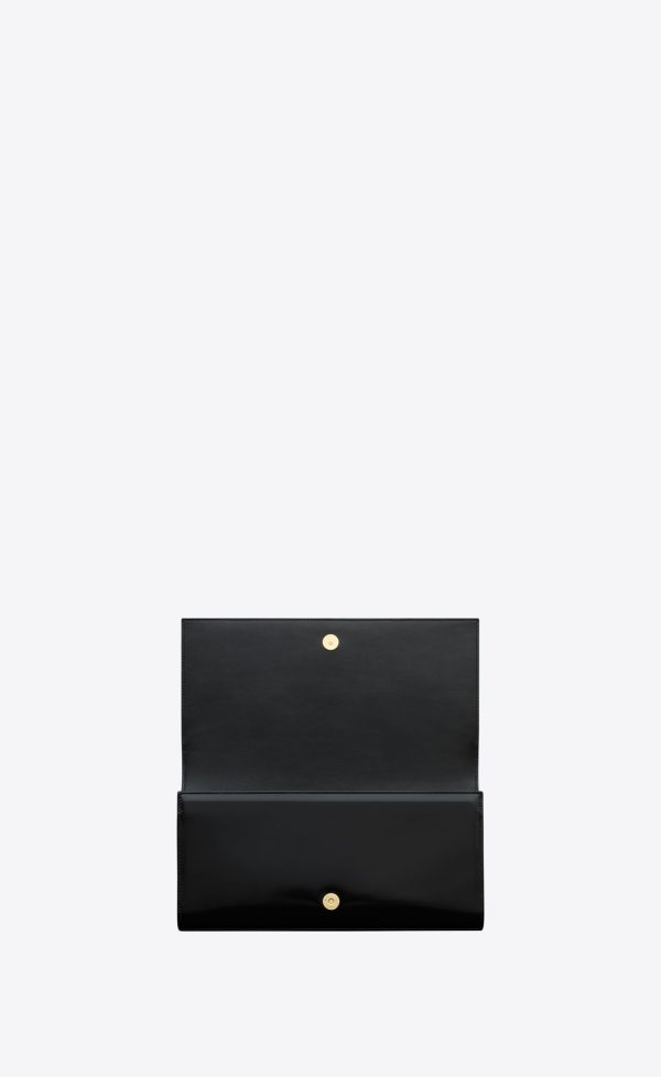 kate clutch in smooth and shiny leather desert sand and black