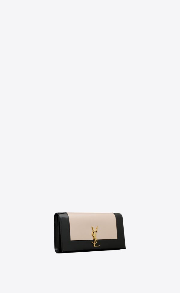 kate clutch in smooth and shiny leather desert sand and black